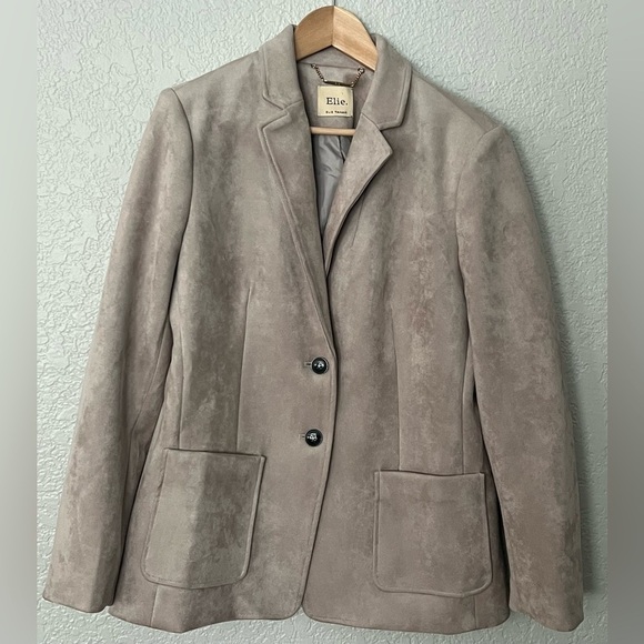 Tahari Jackets & Blazers - Elie Tahari Soft beige Faux suede two button notch collar Blazer jacket sz large